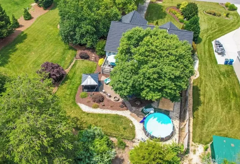 Family Home W/ Pool ~ 11 Mi To Greensboro