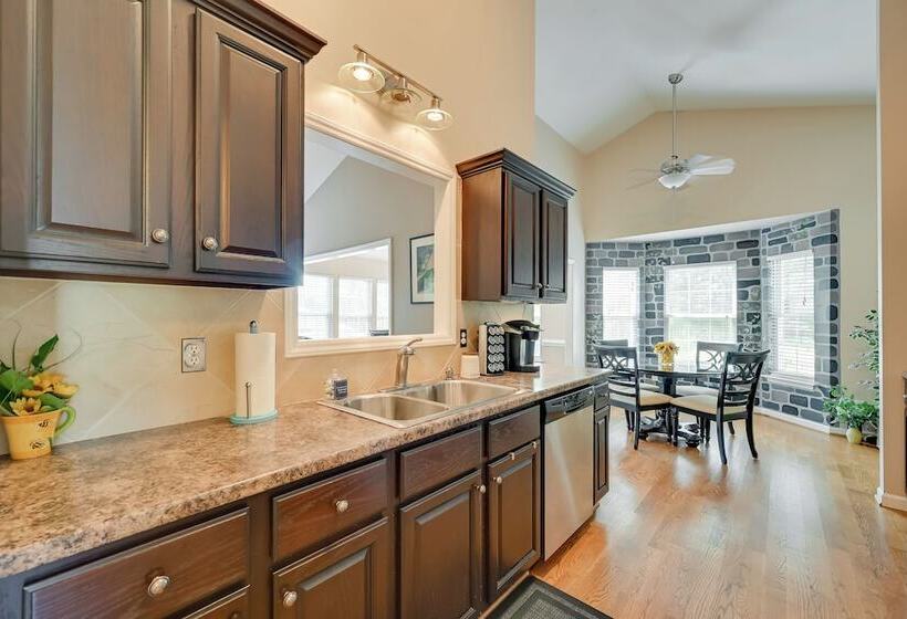 Family Home W/ Pool ~ 11 Mi To Greensboro