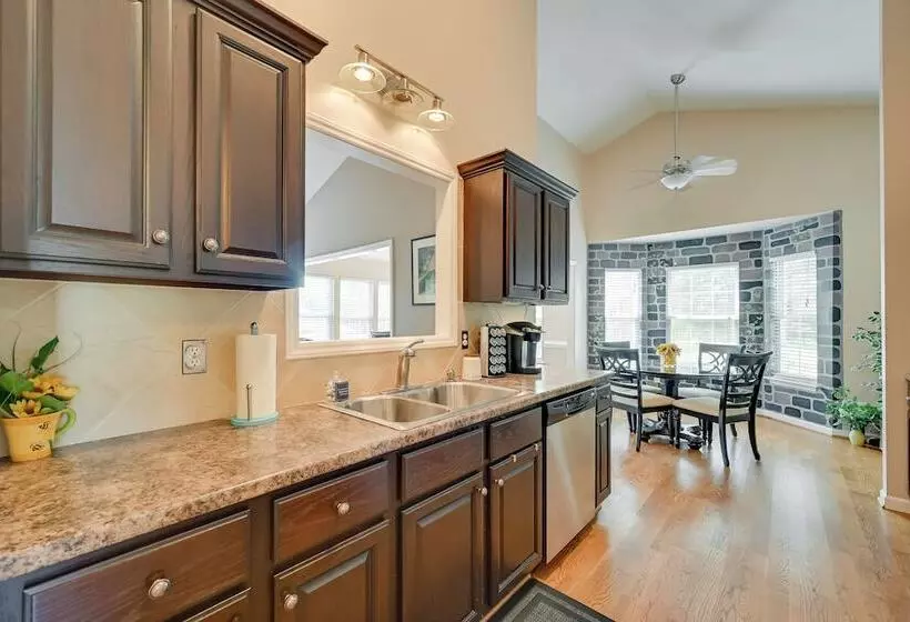 Family Home W/ Pool ~ 11 Mi To Greensboro