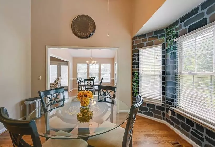 Family Home W/ Pool ~ 11 Mi To Greensboro