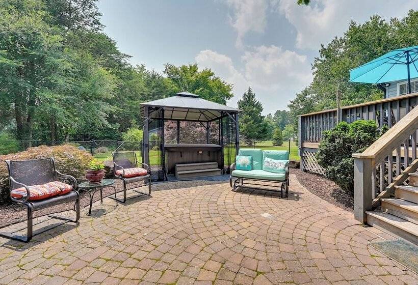 Family Home W/ Pool ~ 11 Mi To Greensboro