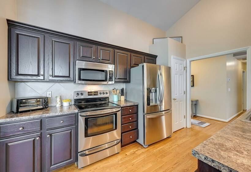 Family Home W/ Pool ~ 11 Mi To Greensboro