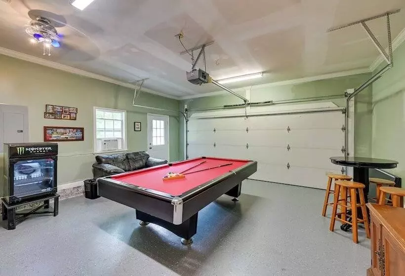 Family Home W/ Pool ~ 11 Mi To Greensboro