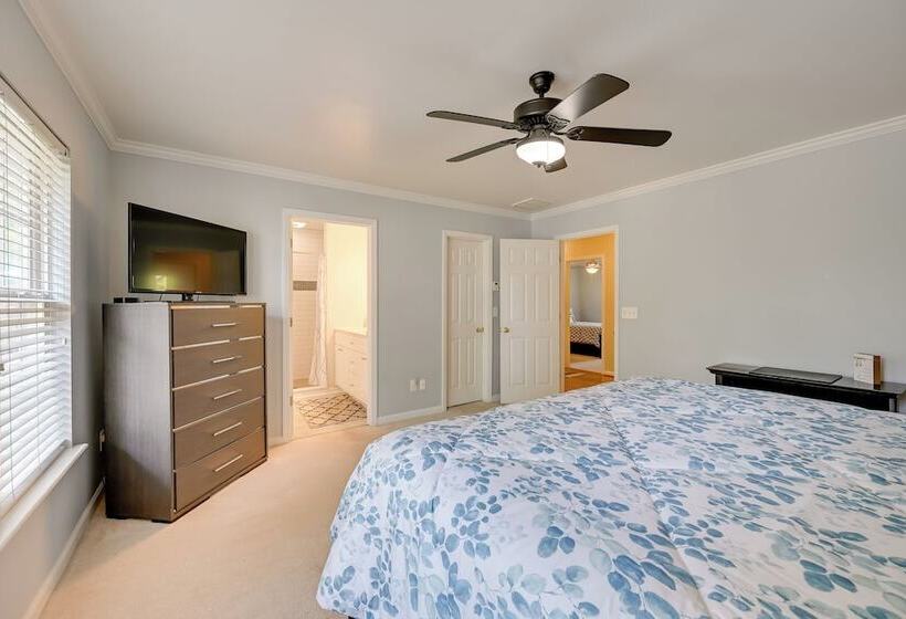 Family Home W/ Pool ~ 11 Mi To Greensboro