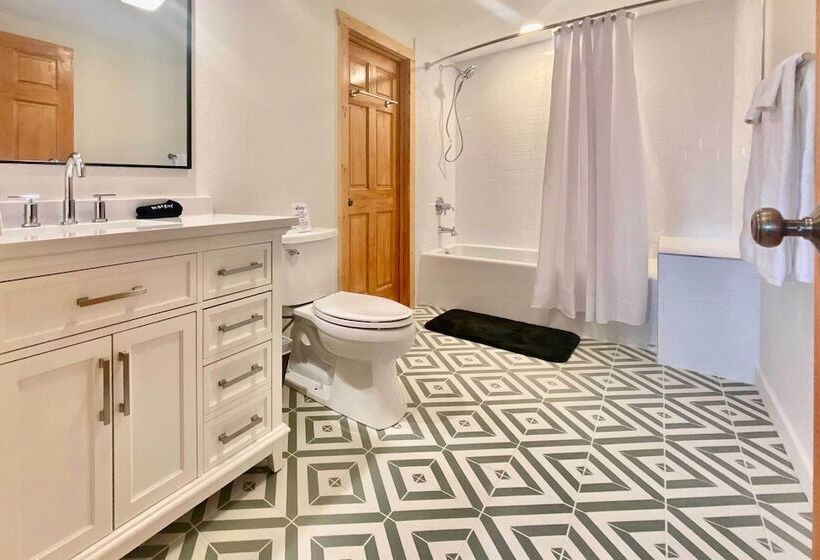 Sapphire Retreat W/ Views, Fire Pit, & Lake Access