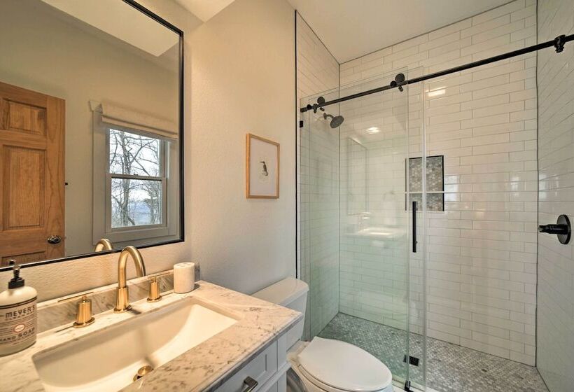 Sapphire Retreat W/ Views, Fire Pit, & Lake Access