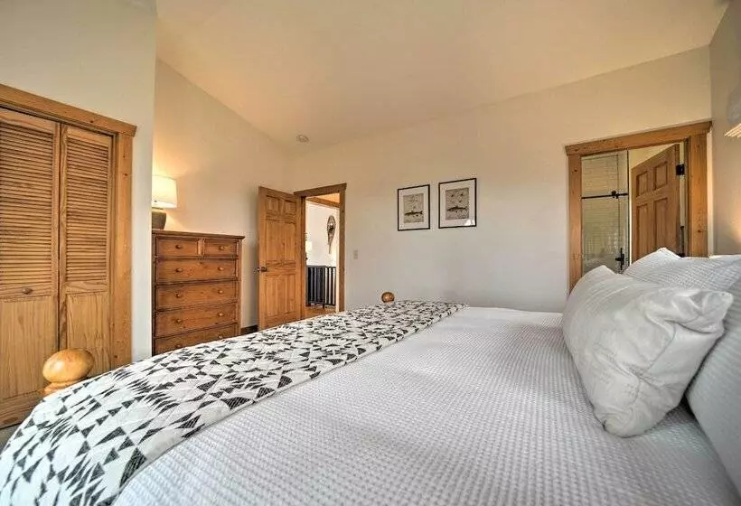 Sapphire Retreat W/ Views, Fire Pit, & Lake Access