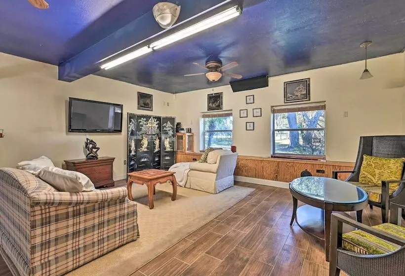 Central Florida Escape On 5 Acres W/ Grill & Pool!