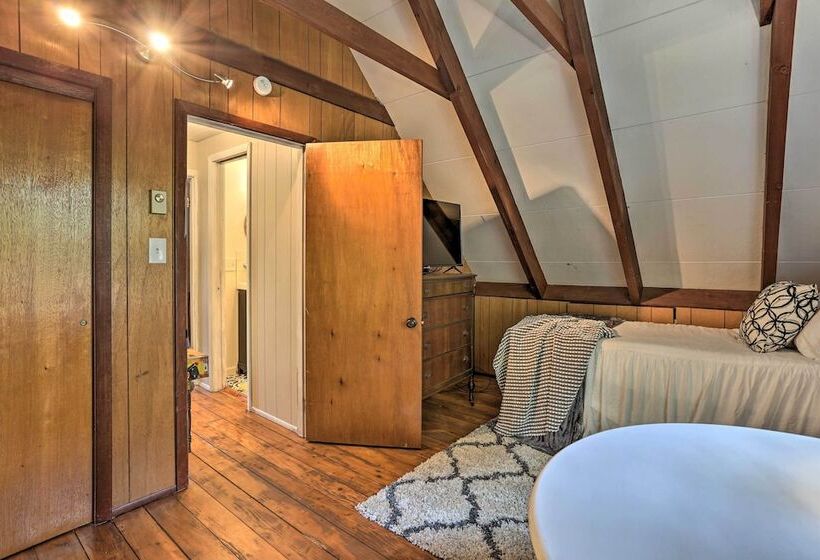 Welcoming Poconos Retreat W/ Deck & Pool Access