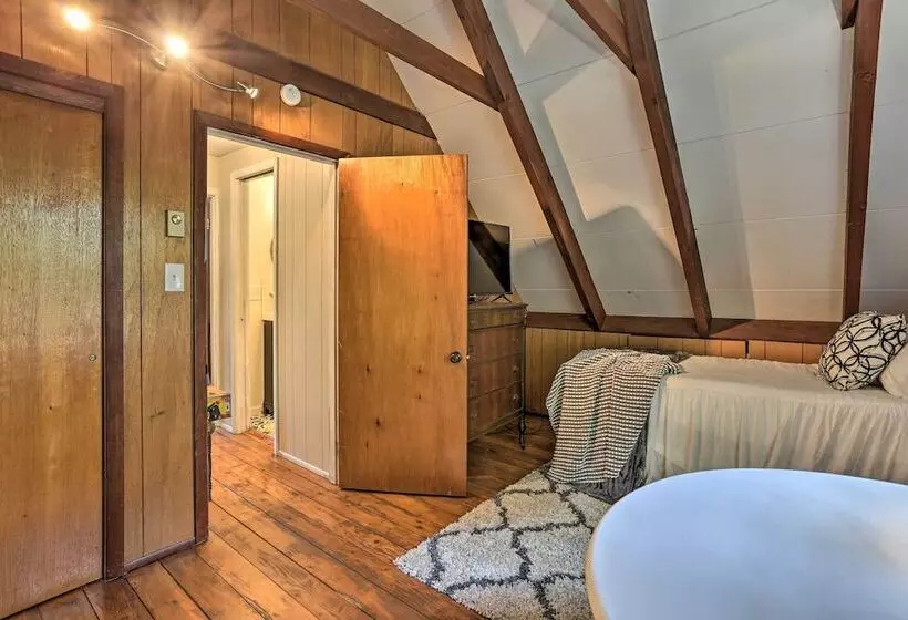 Welcoming Poconos Retreat W/ Deck & Pool Access