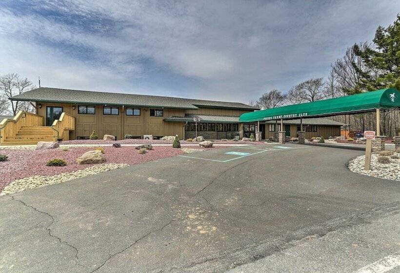 Welcoming Poconos Retreat W/ Deck & Pool Access