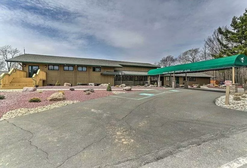 Welcoming Poconos Retreat W/ Deck & Pool Access