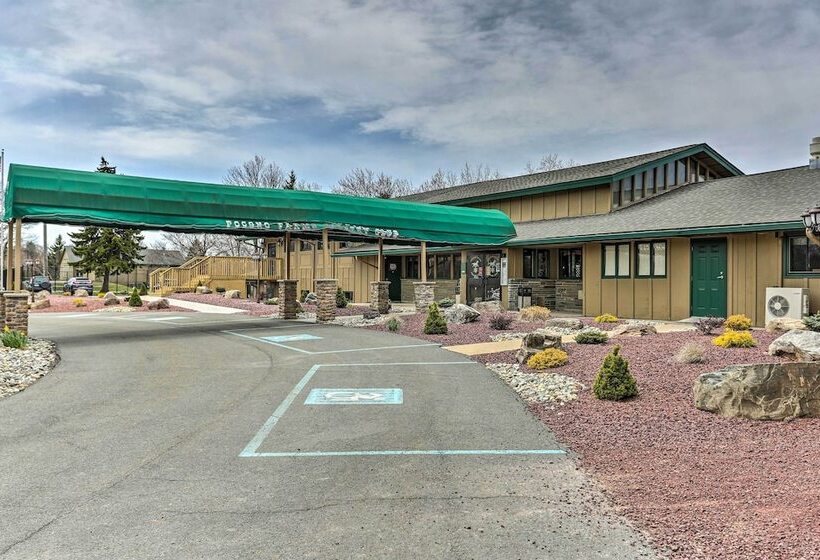 Welcoming Poconos Retreat W/ Deck & Pool Access