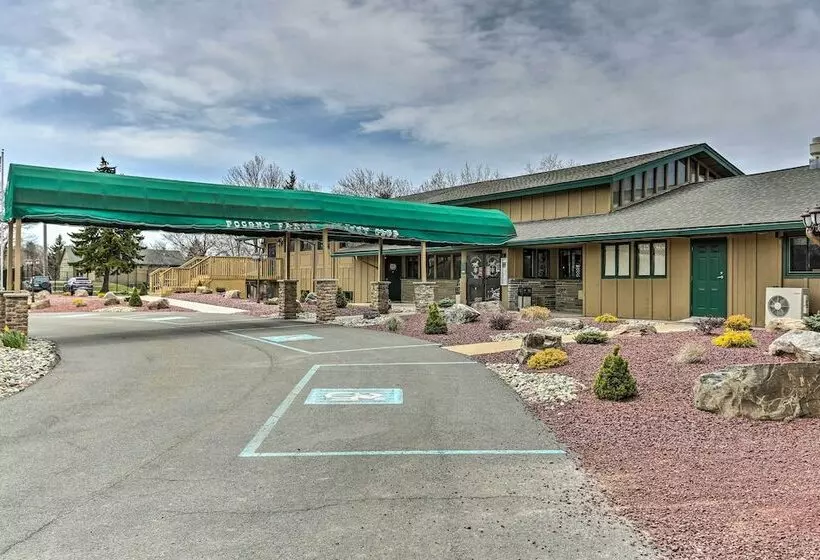 Welcoming Poconos Retreat W/ Deck & Pool Access