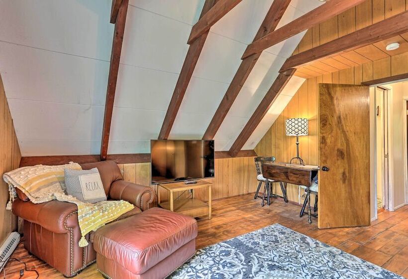 Welcoming Poconos Retreat W/ Deck & Pool Access