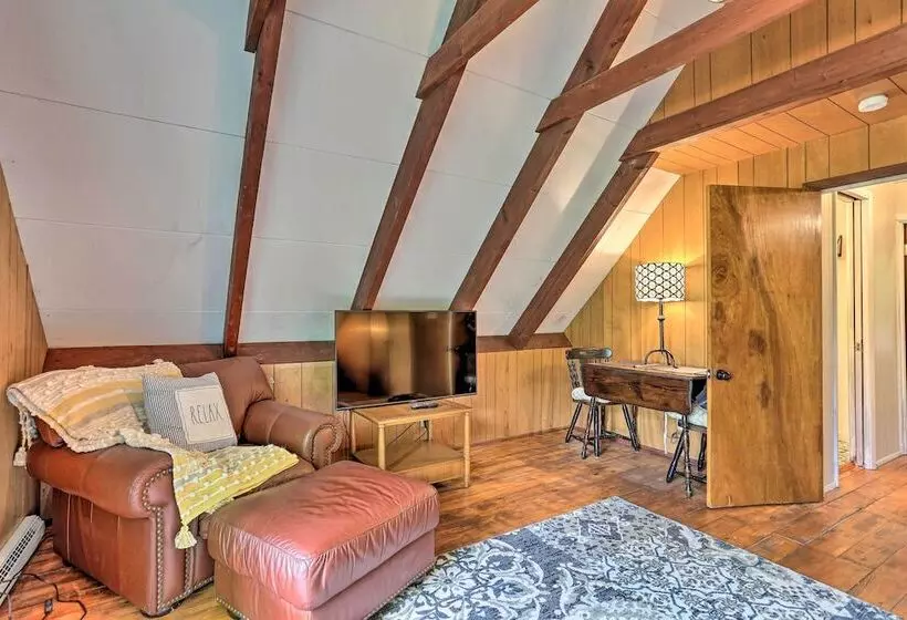 Welcoming Poconos Retreat W/ Deck & Pool Access