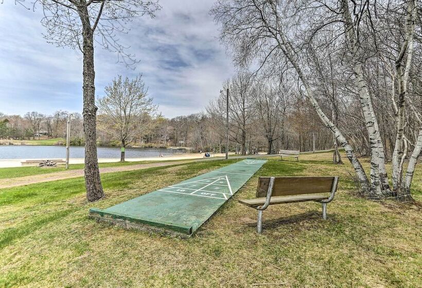 Welcoming Poconos Retreat W/ Deck & Pool Access