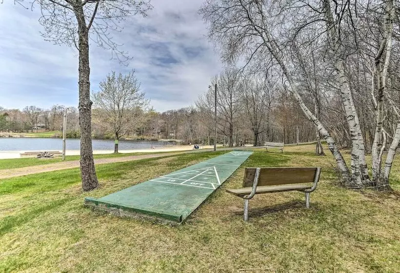 Welcoming Poconos Retreat W/ Deck & Pool Access