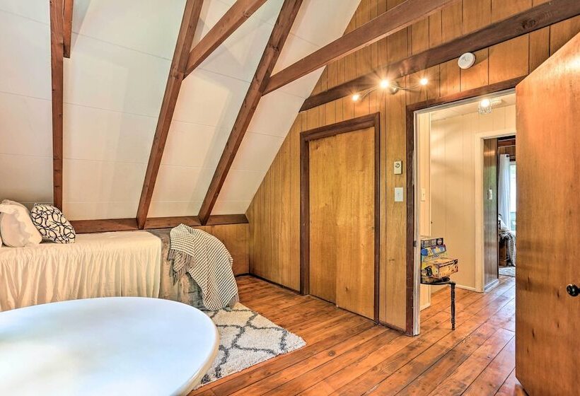 Welcoming Poconos Retreat W/ Deck & Pool Access