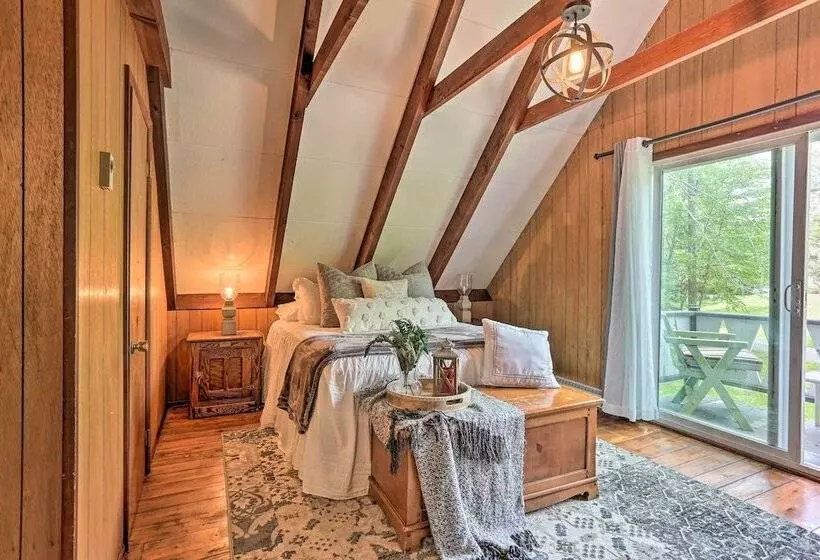 Welcoming Poconos Retreat W/ Deck & Pool Access