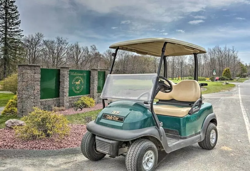 Welcoming Poconos Retreat W/ Deck & Pool Access