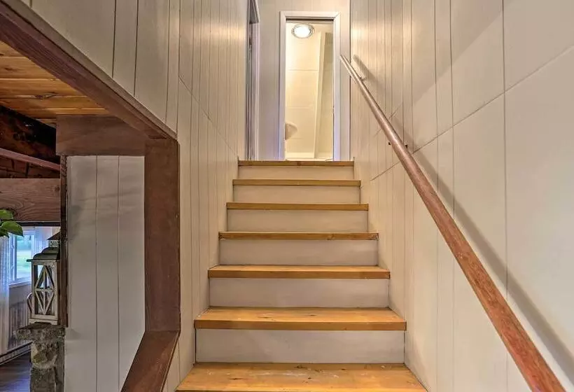 Welcoming Poconos Retreat W/ Deck & Pool Access