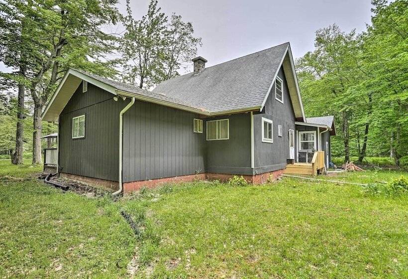 Welcoming Poconos Retreat W/ Deck & Pool Access