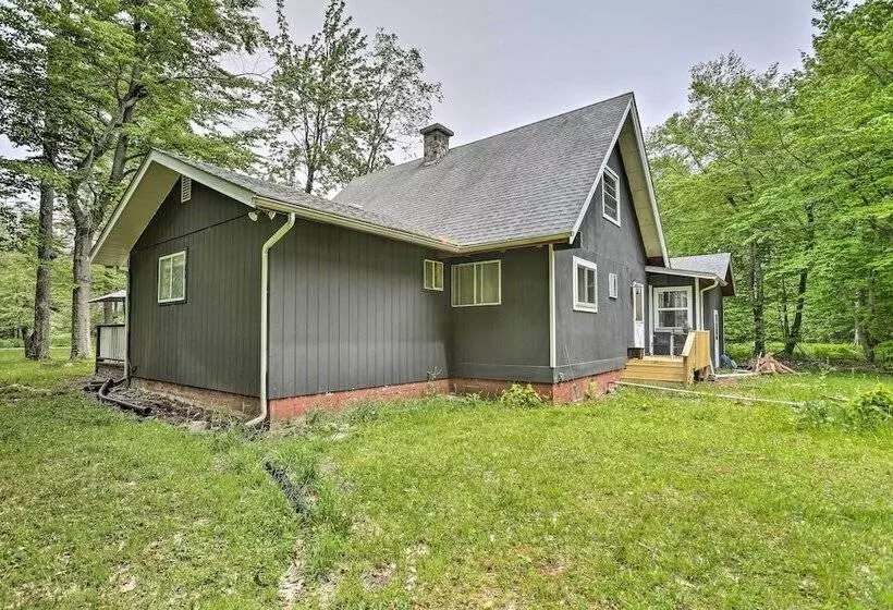 Welcoming Poconos Retreat W/ Deck & Pool Access