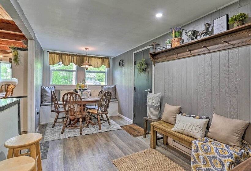 Welcoming Poconos Retreat W/ Deck & Pool Access