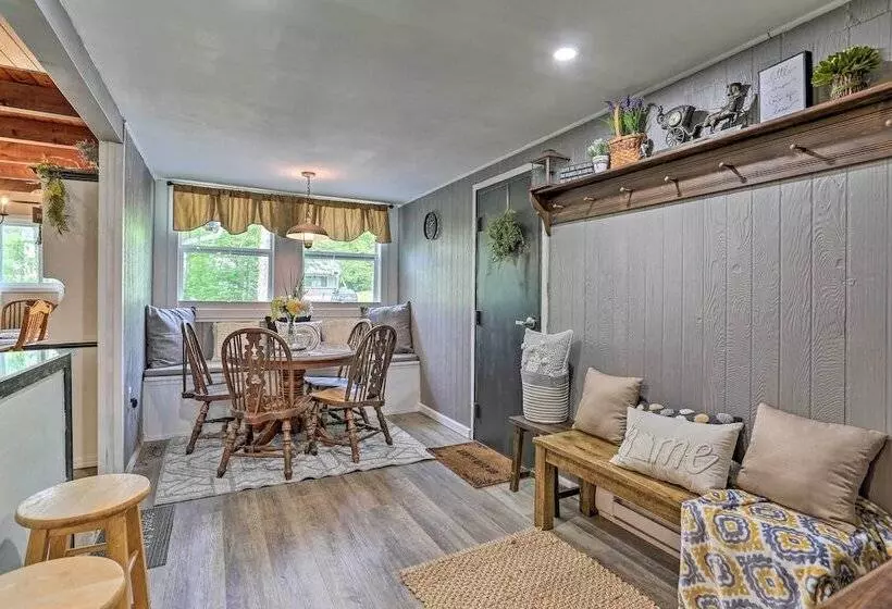 Welcoming Poconos Retreat W/ Deck & Pool Access