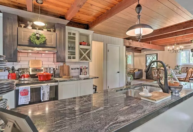 Welcoming Poconos Retreat W/ Deck & Pool Access