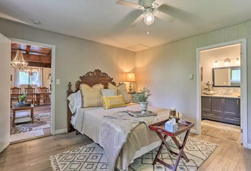 Welcoming Poconos Retreat W/ Deck & Pool Access