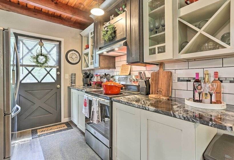 Welcoming Poconos Retreat W/ Deck & Pool Access