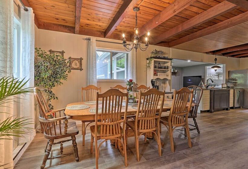 Welcoming Poconos Retreat W/ Deck & Pool Access