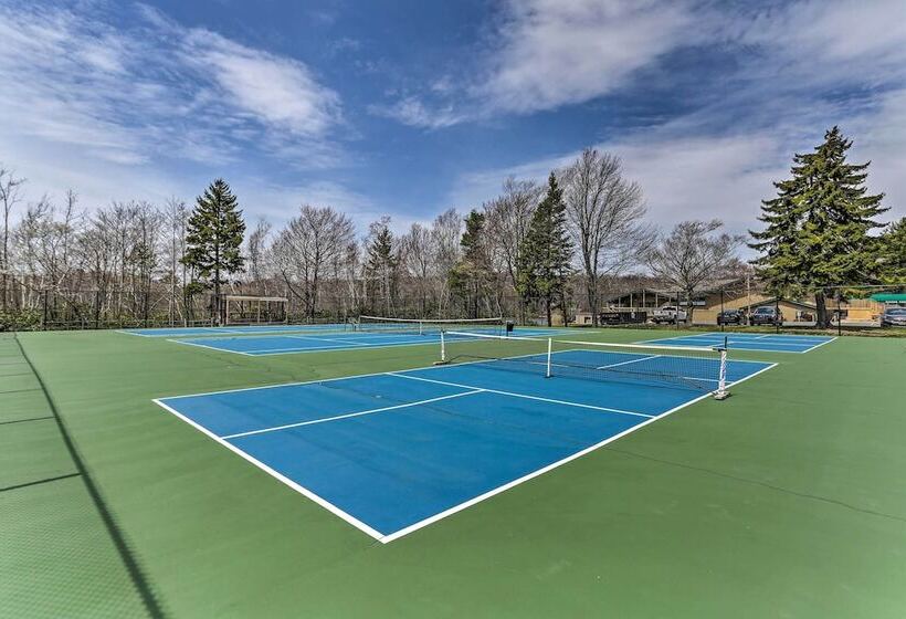 Welcoming Poconos Retreat W/ Deck & Pool Access