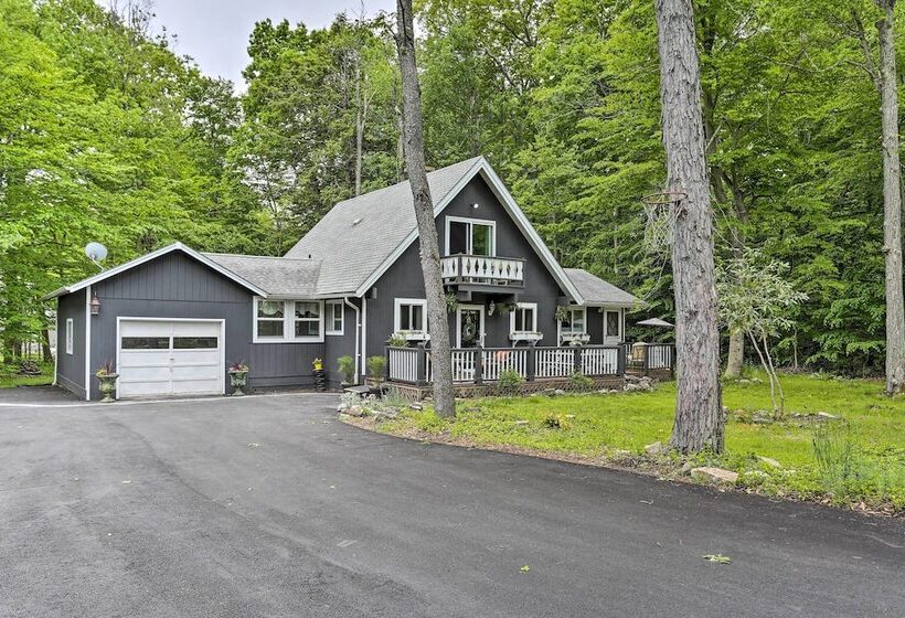 Welcoming Poconos Retreat W/ Deck & Pool Access