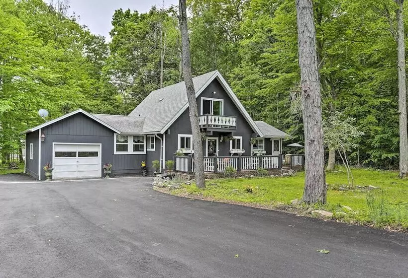 Welcoming Poconos Retreat W/ Deck & Pool Access