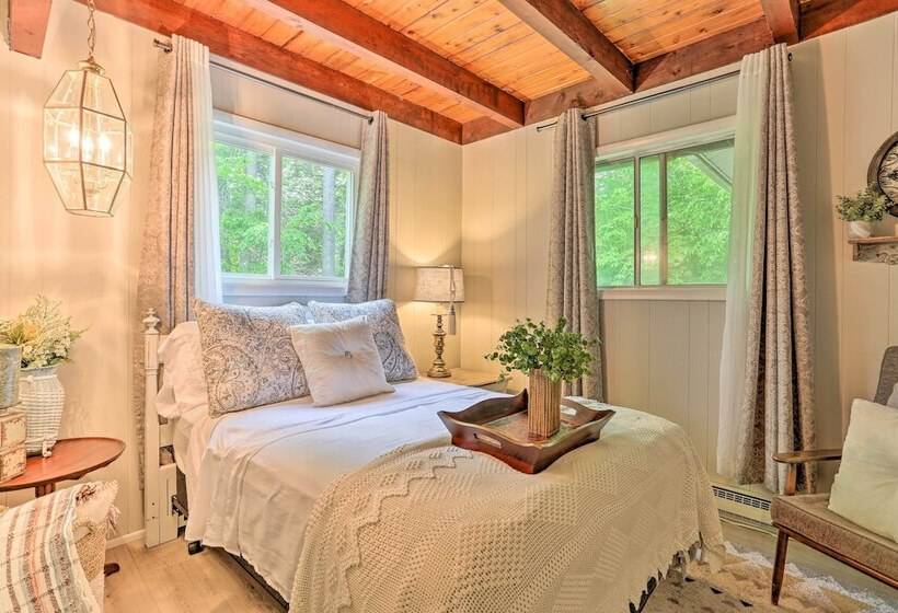 Welcoming Poconos Retreat W/ Deck & Pool Access