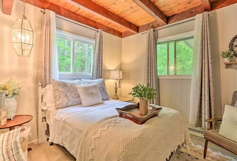 Welcoming Poconos Retreat W/ Deck & Pool Access