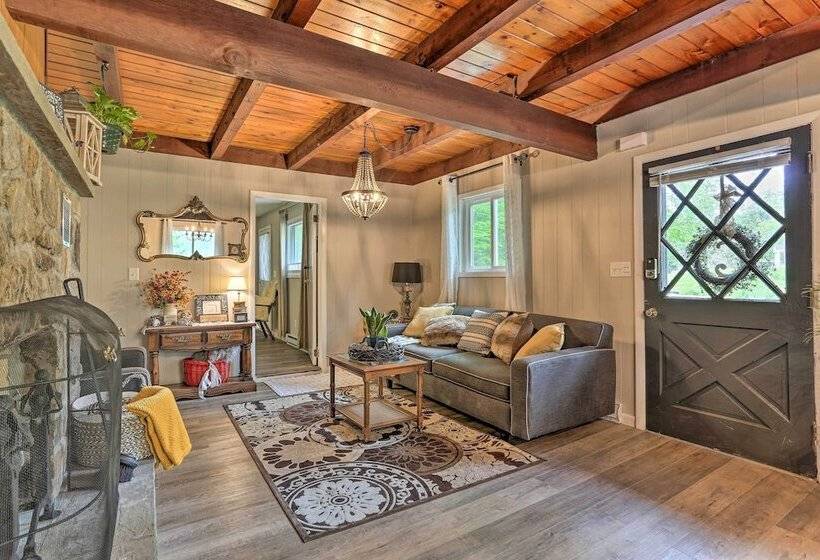 Welcoming Poconos Retreat W/ Deck & Pool Access