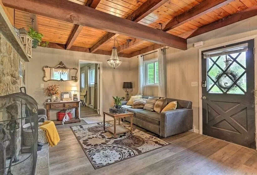 Welcoming Poconos Retreat W/ Deck & Pool Access