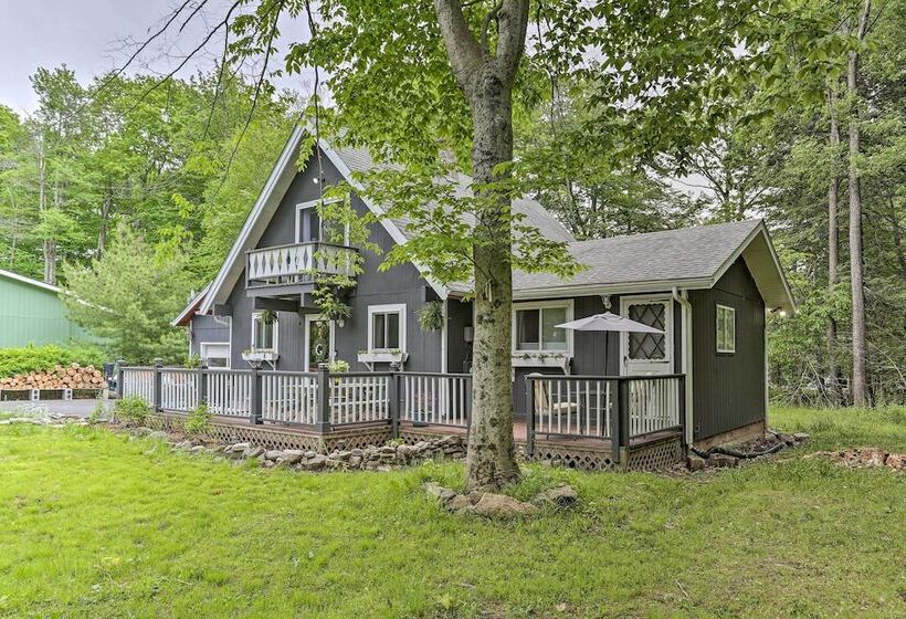 Welcoming Poconos Retreat W/ Deck & Pool Access