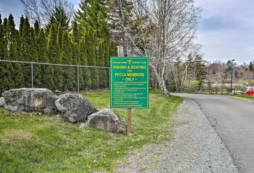 Welcoming Poconos Retreat W/ Deck & Pool Access