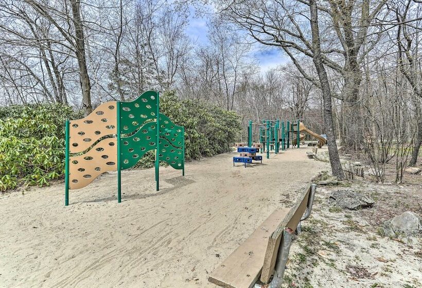 Welcoming Poconos Retreat W/ Deck & Pool Access