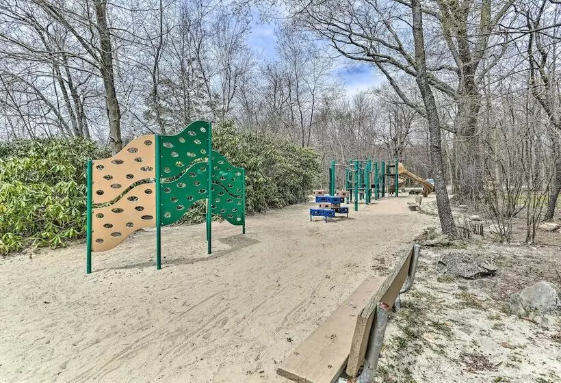 Welcoming Poconos Retreat W/ Deck & Pool Access