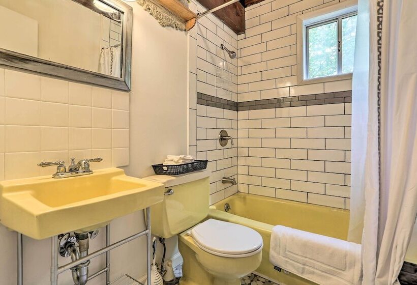 Welcoming Poconos Retreat W/ Deck & Pool Access