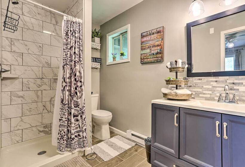 Welcoming Poconos Retreat W/ Deck & Pool Access