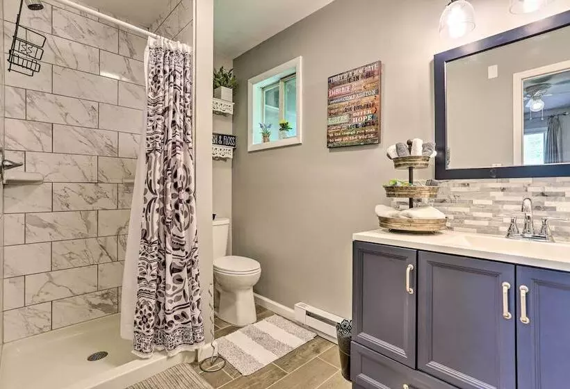 Welcoming Poconos Retreat W/ Deck & Pool Access