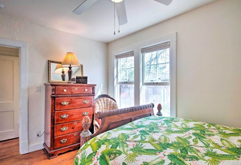 Colorful Pensacola Oasis: 1 Block To Bayview Park!