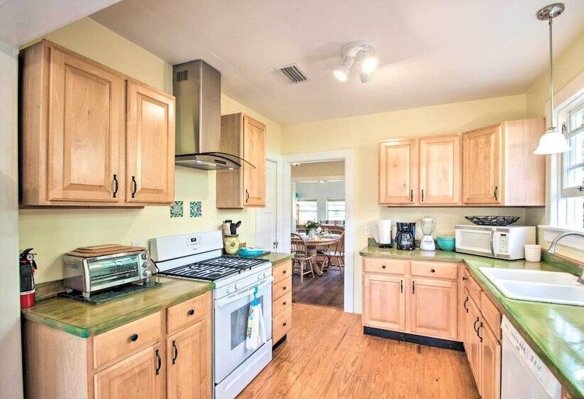 Colorful Pensacola Oasis: 1 Block To Bayview Park!